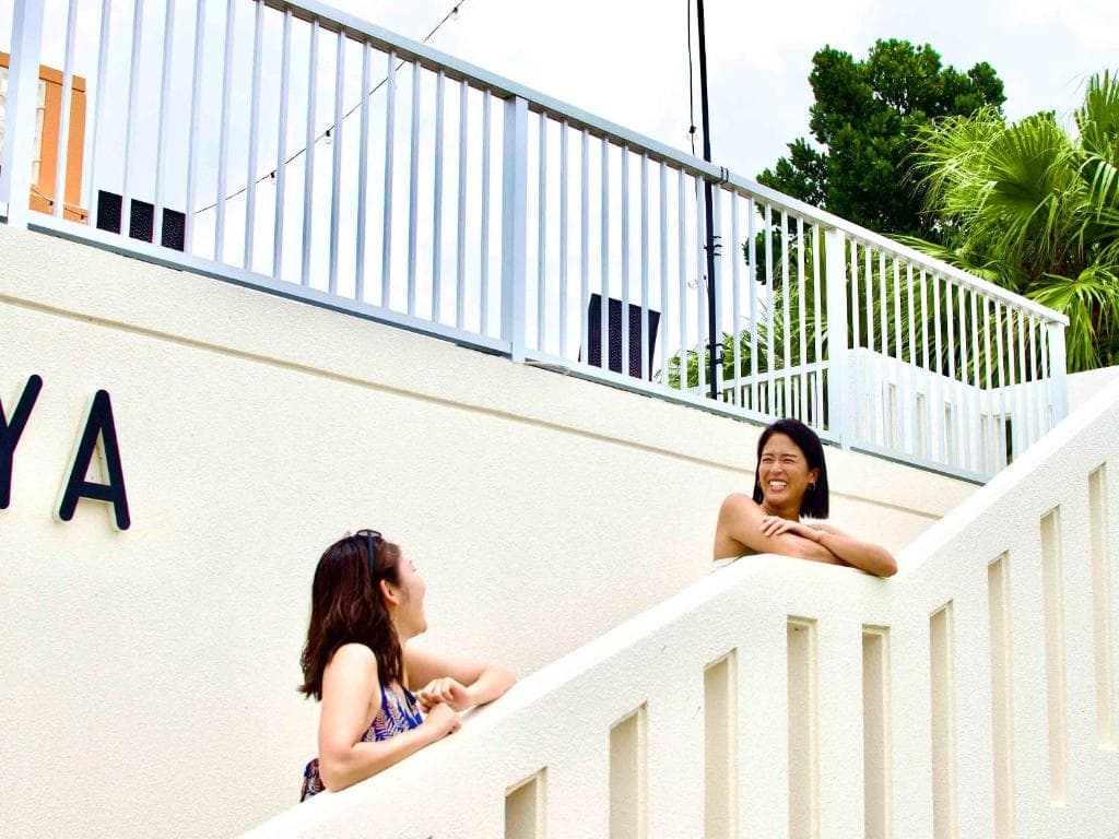 屋上テラスでくつろぐ宿泊者